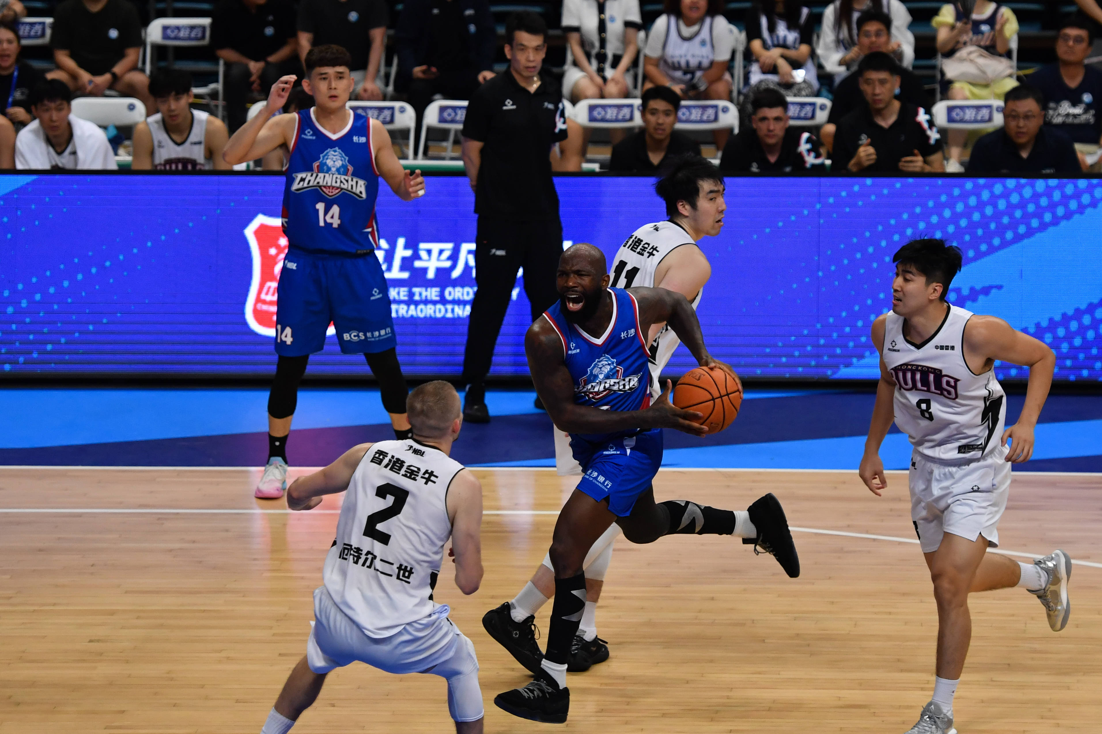 全运会篮球比赛中华队精湛表现，赢得掌声连连